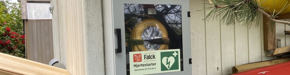 Hjertestarteren er placeret ved nr. 17