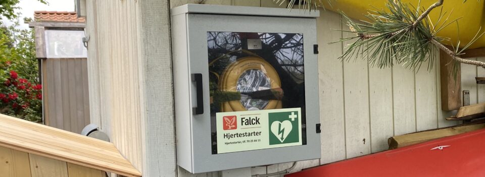 Hjertestarteren er placeret ved nr. 17